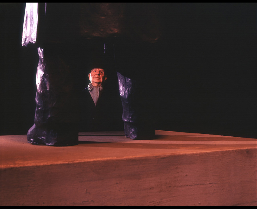 VATERBILDER | FATHERPICTURES - STAGED FAMILY PICTURES WITH SILICONE PUPPETS - Der Vertrag / The contract- 2004 &copy;  Burkhard Philipp von Harder