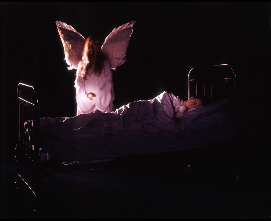 VATERBILDER | FATHERPICTURES - STAGED FAMILY PICTURES WITH SILICONE PUPPETS - Der Vertrag / The contract- 2004 &copy;  Burkhard Philipp von Harder