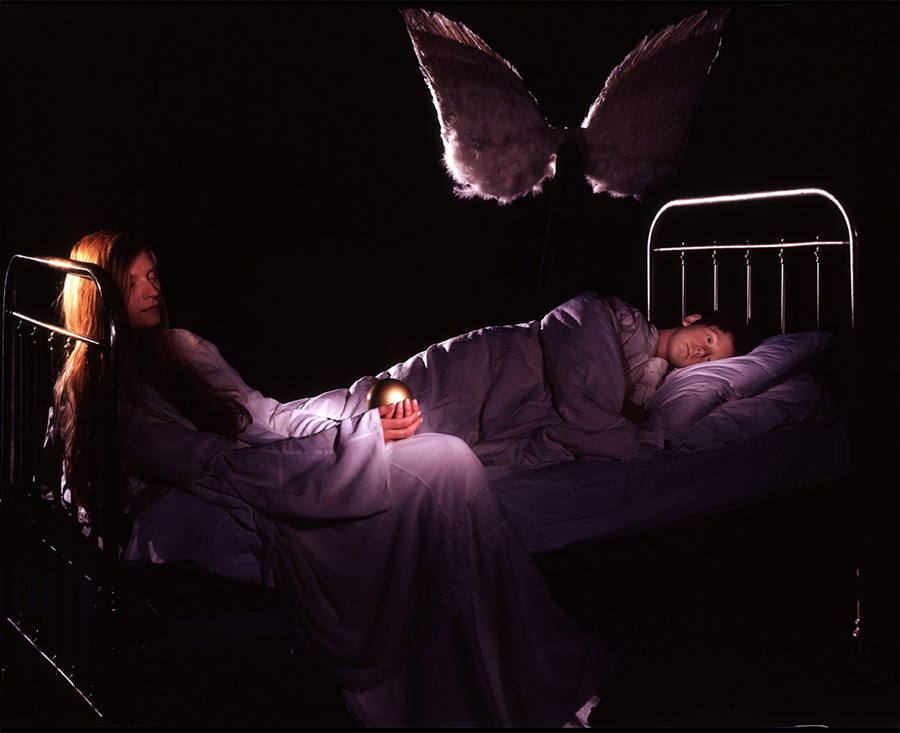 VATERBILDER | FATHERPICTURES - STAGED FAMILY PICTURES WITH SILICONE PUPPETS - Der Vertrag / The contract- 2004 &copy;  Burkhard Philipp von Harder