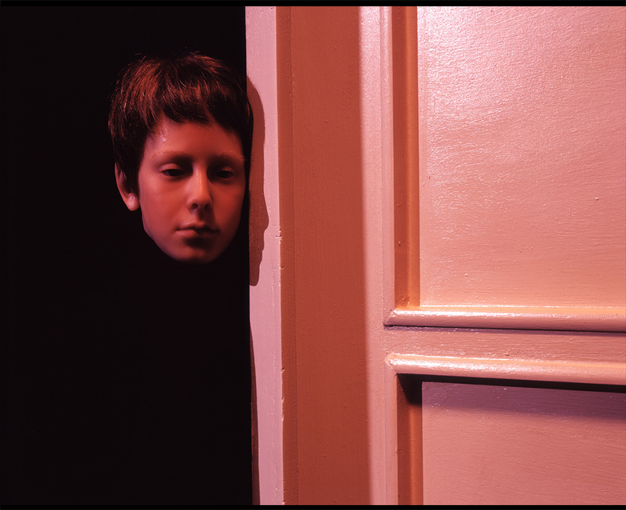 VATERBILDER | FATHERPICTURES - STAGED FAMILY PICTURES WITH SILICONE PUPPETS - Der Vertrag / The contract- 2004 &copy;  Burkhard Philipp von Harder