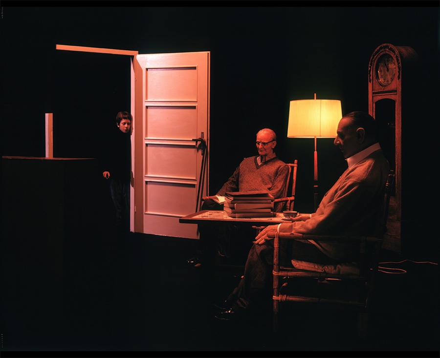 VATERBILDER | FATHERPICTURES - STAGED FAMILY PICTURES WITH SILICONE PUPPETS - Der Vertrag / The contract- 2004 &copy;  Burkhard Philipp von Harder