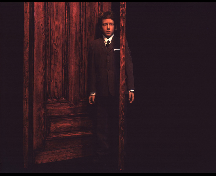 VATERBILDER | FATHERPICTURES - STAGED FAMILY PICTURES WITH SILICONE PUPPETS - Der Vertrag / The contract- 2004 &copy;  Burkhard Philipp von Harder