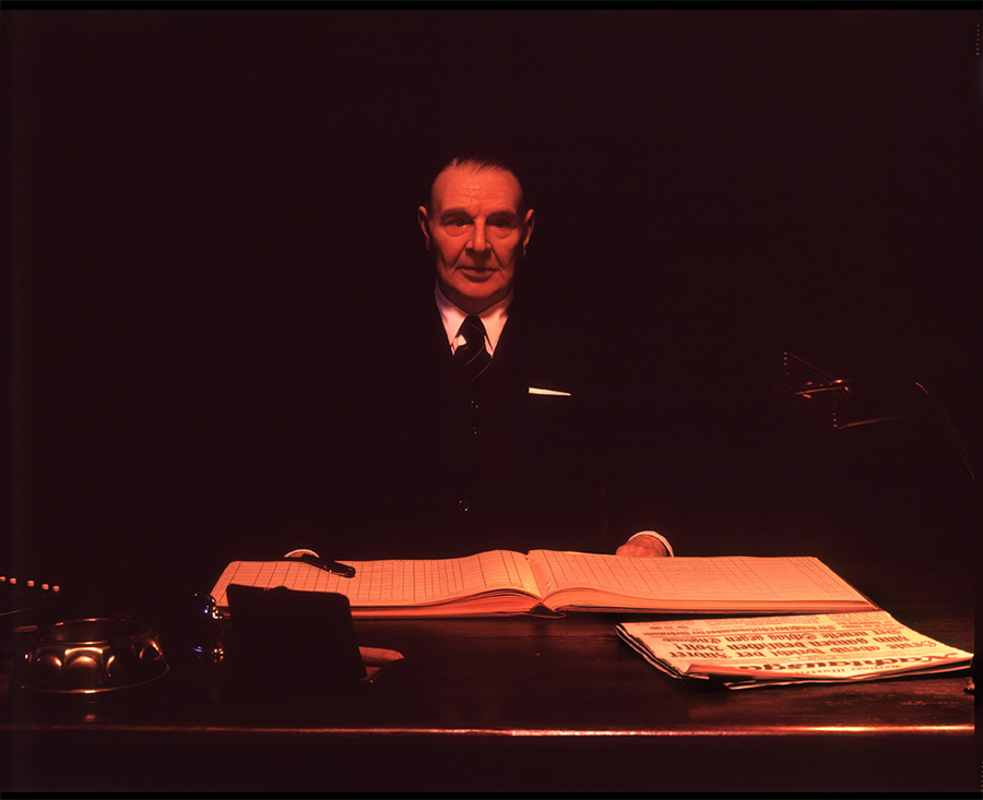VATERBILDER | FATHERPICTURES - STAGED FAMILY PICTURES WITH SILICONE PUPPETS - Der Vertrag / The contract- 2004 &copy;  Burkhard Philipp von Harder
