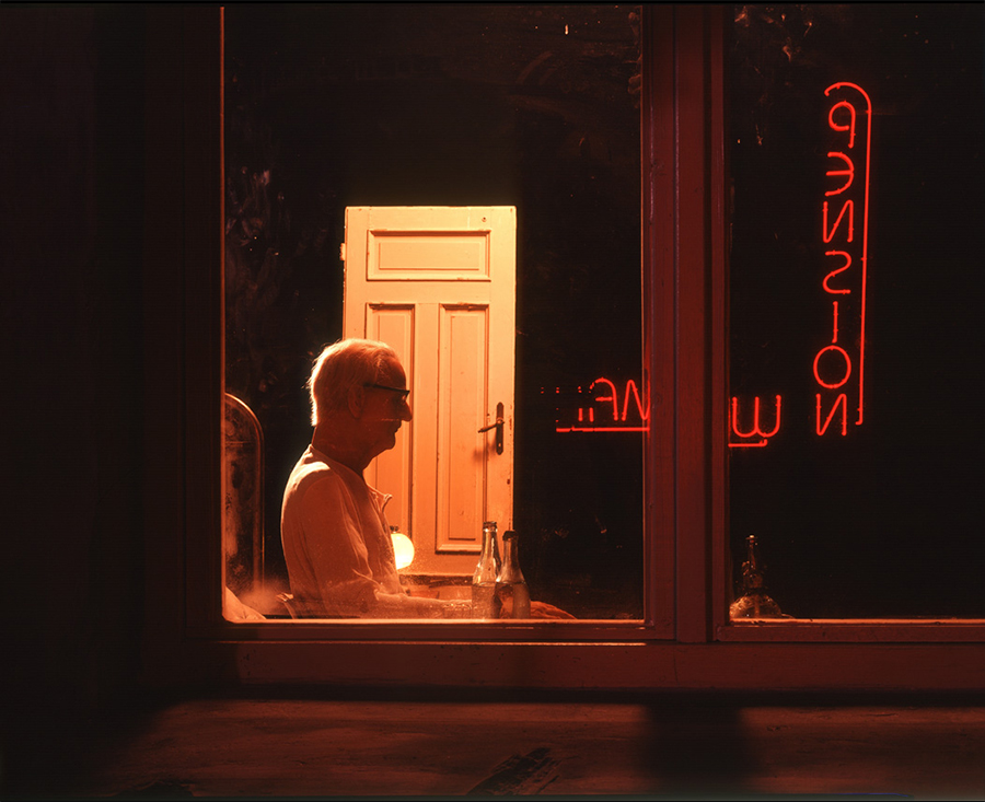 VATERBILDER | FATHERPICTURES - STAGED FAMILY PICTURES WITH SILICONE PUPPETS - Der Vertrag / The contract- 2004 &copy;  Burkhard Philipp von Harder